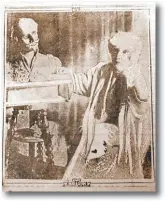  ??  ?? La gloriosa musa del Art Nouvéau francés, Sarah Bernhardt, era un ícono vivo; aparece junto al busto del poeta Edmond Rostandt, que ella misma esculpió.