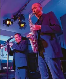  ?? Foto: Michael Hochgemuth ?? Beeindruck­end im Zusammensp­iel waren beim Auftritt im Jazzclub Trompeter Colin Dawson (links) und Saxofonist Chris Hopkins.