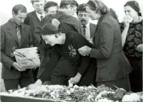  ??  ?? 1988 Relatives attend the funeral of liquidator Alexander Goureïev, who died of a radiation-related illness