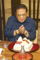  ??  ?? Chavit Singson gets a cake from his well-wishers.