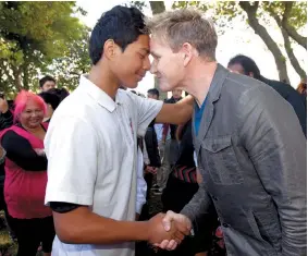  ?? PICTURE / DEAN PURCELL ?? RAMSAY IS WELCOMED TO PAPAKURA HIGH SCHOOL BY STUDENT TAYLOR PAORA.