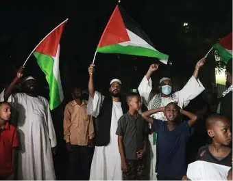  ??  ?? Au Soudan, on déplore les tirs sur les Palestinie­ns rassemblés à la mosquée Al-Aqsa.