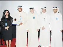  ??  ?? Nasser Al-Qaisi, Chief Retail Banking Officer & Elham Al-Saleh, Head of
Retail Branches reward the bank staff.