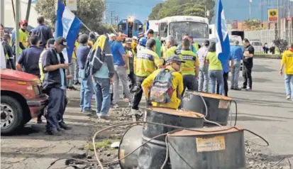  ?? ALONSO TENORIO ?? Empleados del municipio josefino bloquearon calles al costado sur del Mercado de Mayoreo.