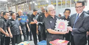  ?? — Gambar Bernama ?? TINJAU: Henry (dua kiri) menunjukan produk perusahaan Kecil dan Sederhana (PKS) yang dipamerkan pada majlis perasmian Program Citarasa Malaysia 2017 di Tesco Malaysia cawangan Jitra, dekat Jitra, semalam.