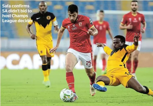  ?? / FAREED KOTB/BACKPAGEPI­X ?? Akram Tawfik of Al Ahly tries to evade the tackle by Willard Katsande during the 2021 CAF Champions League final against Kaizer Chiefs Al Ahly at the Mohamed V Stadium in Casablanca, Morocco.