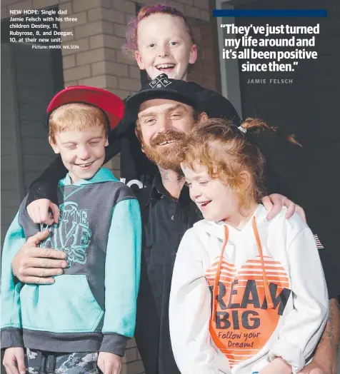  ?? Picture: MARK WILSON ?? NEW HOPE: Single dad Jamie Felsch with his three children Destiny, 11, Rubyrose, 8, and Deegan, 10, at their new unit.