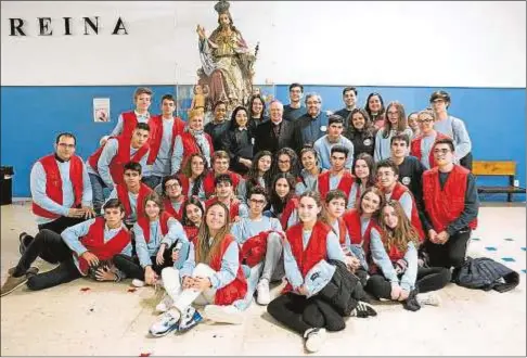  ?? Fotos: Parroquia Santa Cruz de Liáns ?? Un grupo de jóvenes con el arzobispo Julián Barrio y el sacerdote José Carlos Alonso (centro)