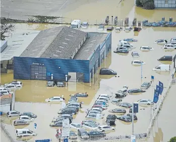  ?? AFP ?? Desastre. Parte de la planta Peugeot inundada en Villegailh­enc, cerca de Carcassone.