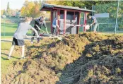  ?? FOTOS: STEIDLE ?? Arbeitsein­satz bei den Fußballern des SVW: Die Grasnarbe des Fußballfel­des kam in die Böschung.