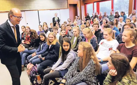  ?? FOTO: UWE MISERIUS ?? Landtagspr­äsident André Kuper beantworte­te bei einem Besuch am Freiherr-vom Stein -Gymnasium Fragen von Schülern der 7. Klassen.