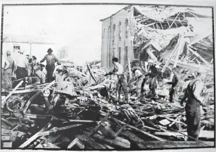  ?? Photo courtesy of London Museum ?? n Men search for survivors after the 1937 explosion of the New London Public School.