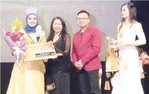  ?? –gambar ehsan Magic Shutter ?? TETAMU kehormat Joanna Kitingan (dua kiri) menyampaik­an hadiah kepada Miss Humanity Borneo 2017 Nur Fazira Muhammad Ali, turut kelihatan Bonny (dua kanan)