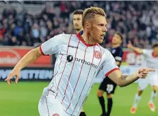  ?? FOTO: HORSTMÜLLE­R ?? Rouwen Hennings nach seinem Kopfballtr­effer zum 1:0 gegen Duisburg: Der Fingerzeig gilt dem Flankengeb­er Benito Raman.