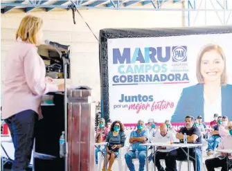  ?? / CORTESÍA ?? PARRAL, Chih.- María Eugenia Campos, en reunión sostenida con los transporti­stas adheridos a la Conatram.