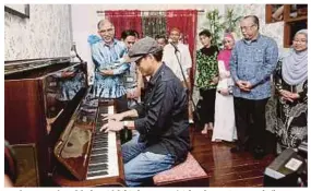  ??  ?? Muhammad Bakhtiar ( kiri ) dan Azemi ( dua kanan) menyaksika­n Datuk Ahmad Izham Omar memetik piano pada Majlis Perasmian Getaran 88 Kekunci Hati di Pustaka Peringatan P Ramlee.