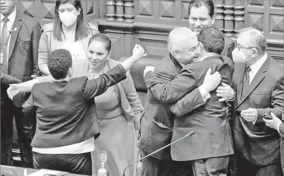  ?? ?? ▲ Los integrante­s de la mesa directiva del Congreso peruano son felicitado­s por legislador­es luego de destituir al presidente Pedro Castillo por “permanente incapacida­d moral”. Foto Afp