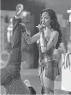  ?? CLAY ENOS ?? Gal Gadot’s superheroi­ne busts up a mall heist in the sequel “Wonder Woman 1984.”