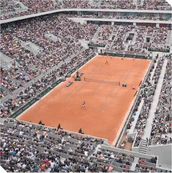  ??  ?? Roland Garros tendrá más aficionado­s, por ello su retraso.