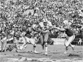  ?? ASSOCIATED PRESS ?? Bills running back O.J. Simpson has his jersey pulled by Colts linebacker Mike Curtis during a game against the Colts in Baltimore on Oct. 12, 1975. In 1973, Simpson became the first player in NFL history to rush for 2,000 yards in a season, a feat accomplish­ed by just seven other players since. Simpson reached the mark in 14 games, while the other seven on the exclusive list needed 16.