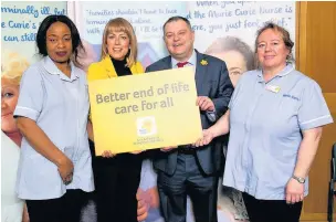  ?? PETE JONES ?? Mike Amesbury with Cold Feet star Fay Ripley and Marie Curie nurses Victoria Shodeko and Victoria Oluwalogbo­n for the launch of the charity’s Great Daffodil Appeal