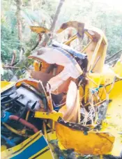  ??  ?? La avioneta se encontraba en una zona espesa de la montaña. Los soldados del Batallón de Ingenieros hicieron el rescate.