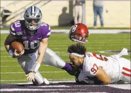  ?? Charlie Riedel Associated Press ?? OKLAHOMA DEFENSIVE LINEMAN Marquise Overton loses his helmet as he tackles Kansas State quarterbac­k Skylar Thompson in the first half.