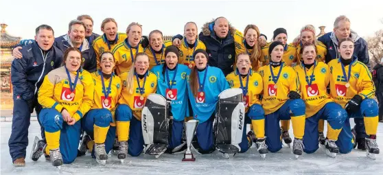  ?? Bild: GERT HOLMÉR SVENSKBAND­Y.SE ?? BÄST I VÄRLDEN. Sverige tog ett nytt Vm-guld i dambandy, det åttonde i ordningen, efter finalseger (1-0) mot Ryssland. Förbundska­ptenen Magnus Nordin, från Trollhätta­n, hittar vi som tvåa från vänster i den bakre raden.