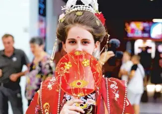  ?? XINHUA ?? A student wears hanfu in Belgrade, Serbia.