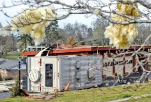  ?? STAFF PHOTO BY DOUG STRICKLAND ?? An RV lies on its side Wednesday next to a damaged garage on Berkeley Lane in Hixson.