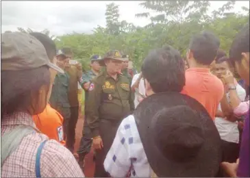  ?? PHOTO SUPPLIED ?? Authoritie­s block a group of student activists from visiting a disputed border area in Ratanakkir­i province yesterday.