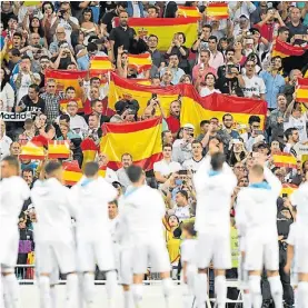  ?? EFE ?? Contrapunt­o. En el estadio del Real Madrid, las banderas españolas.