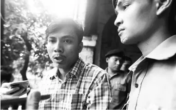  ??  ?? Detained Reuters journalist Kyaw Soe Oo talk to reporters while leaving the court hearing in Yangon, Myanmar.