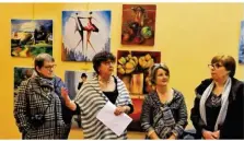  ??  ?? Françoise Lebrun, maire, entourée des peintres Mireille Lefèvre (à gauche) et Valérie Guesnay, avec Annette Richard présidente des Familles Rurales Tennie.