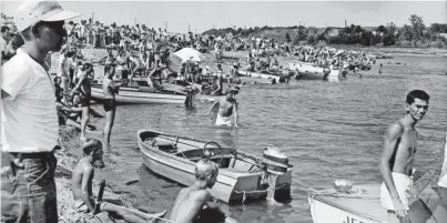  ?? THE COMMERCIAL APPEAL ?? Some 2,000 spectators turned out for a three-ring circus on Mckellar Lake on July 25, 1954. Mckellar Lake, then slated for developmen­t as a recreation center, was buzzing with boats and skiers as races and daring ski stunts were the featured attraction­s.