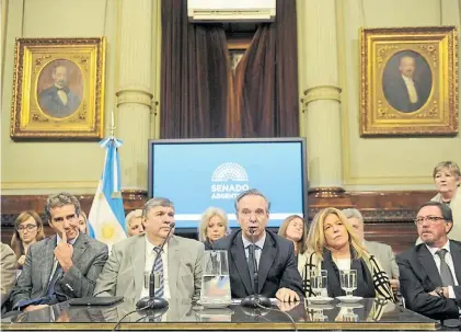  ??  ?? Respaldo. Pichetto, junto al resto de senadores del Frente para la Victoria, anuncia ayer en rueda de prensa.