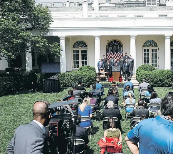  ??  ?? El presidente Trump compareció ante la prensa en los jardines de la Casa Blanca para valorar el buen dato del empleo en mayo