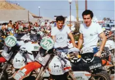  ??  ?? Éric en 1968 sur son vélo arborant le fanion des Chamois, la concentrat­ion moto organisée dès 1965 par son père et Jean Murit à Val-d’isère. Rallye de Tunisie 81, vainqueur du Trophée de l’avenir et 3e de la catégorie 250 sur une Honda XLS. Un an plus tard, sans assistance au Dakar, Éric dans l’habit d’un galérien.