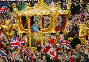  ?? ?? The Queen waves at onlookers during her Diamond Jubilee in 2012