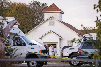  ?? FOTO: DPA ?? In dieser texanische­n Kirche wurden 26 Menschen erschossen. Die Polizei sperrte den Tatort ab.