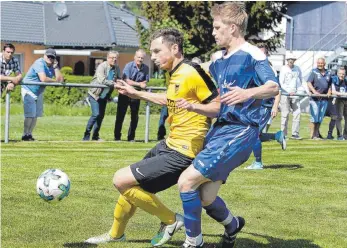  ?? ARCHIV-FOTO: KARL-HEINZ BODON ?? Hundersing­ens Dennis Heiß versucht Mengens Uwe Willboold zu stören. Gegen den Meister konnten die Sportfreun­de vor drei Wochen testen, wie es sich anfühlt gegen starke Gegner zu spielen.