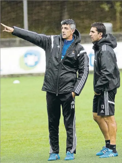  ?? FOTO: UNCITI ?? Imanol Alguacil y Asier Santana intercambi­an opiniones durante los días que compartier­on cuerpo técnico en el primer equipo en 2014