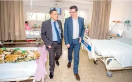  ?? FOTO JUAN ANTONIO SÁNCHEZ ?? Norman Julio Muñoz, supersalud, (derecha) y Carlos Cardona, (izquierda) gerente del Hospital San Rafael de Itagüí, durante la visita inspectiva de la Superinten­dencia..