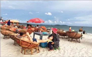  ?? SAHIBA CHAWDHARY ?? A Chinese tourist gets a massage at a beach in Sihanoukvi­lle earlier this year.