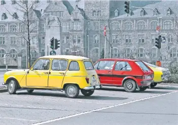  ?? DÖHNe FOTOS: VOLKER ?? Die typischen Autos der frühen 80er Jahre: R4 und Golf bringen Farbe in ein graues Stadtbild, das mit seiner architekto­nischen Schönheit für eine noch weiter zurücklieg­ende Zeit steht. Das Foto ziert die Einladung ins Städel.