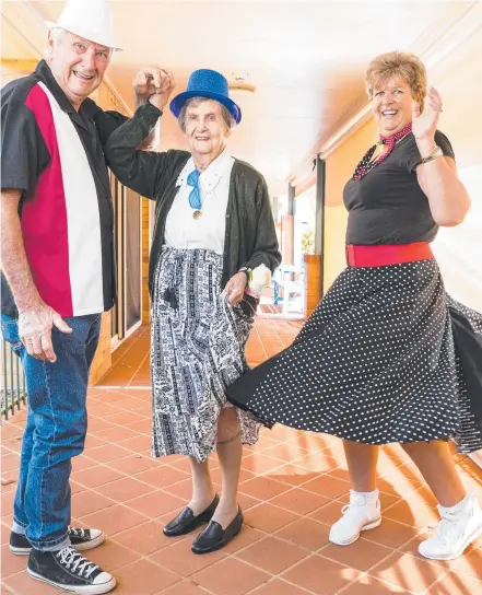  ?? Picture: Kevin Farmer ?? LET’S JIVE: Salem resident Lester Brandt gets dance tips from Greg and Brenda Gillespie.