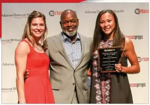  ?? TONY BAKER PHOTOGRAPH­Y ?? From left, presenter Lexi Weeks, former NFL running back Emmitt Smith and Female Athlete of the Year Lauren Holmes pose at the 2017 All-Arkansas Preps banquet. Holmes participat­ed in basketball, volleyball and track during her senior year at...