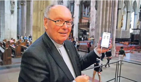  ?? FOTO: STEPHAN EPPINGER ?? Dompropst Gerd Bachner hat alle Texte für den Geistliche­n Rundgang auf der neuen Dom-App selbst geschriebe­n und eingesproc­hen. Insgesamt gibt es zehn Stationen im Kölner Gotteshaus.