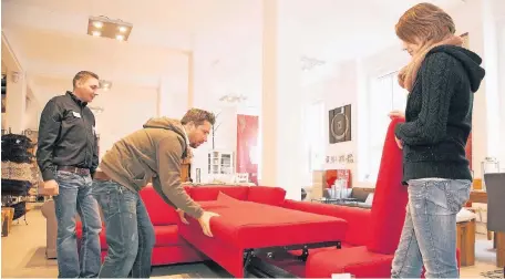  ?? FOTO: KAI REMMERS ?? Was kann die Couch? Modelle zum Ausziehen dienen etwa auch als Schlafcouc­h für Gäste.