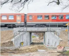  ?? ARCHIVFOTO: ANDY HEINRICH ?? Im Frühjahr hat die Bahn die Brücke am Grenzweg erneuert und zwischen Friedrichs­hafen und Kressbronn 30 000 Tonnen Schotter verbaut. Dieser muss nun verdichtet werden, weshalb die Strecke vom 24. August bis 2. September nachts gesperrt ist.